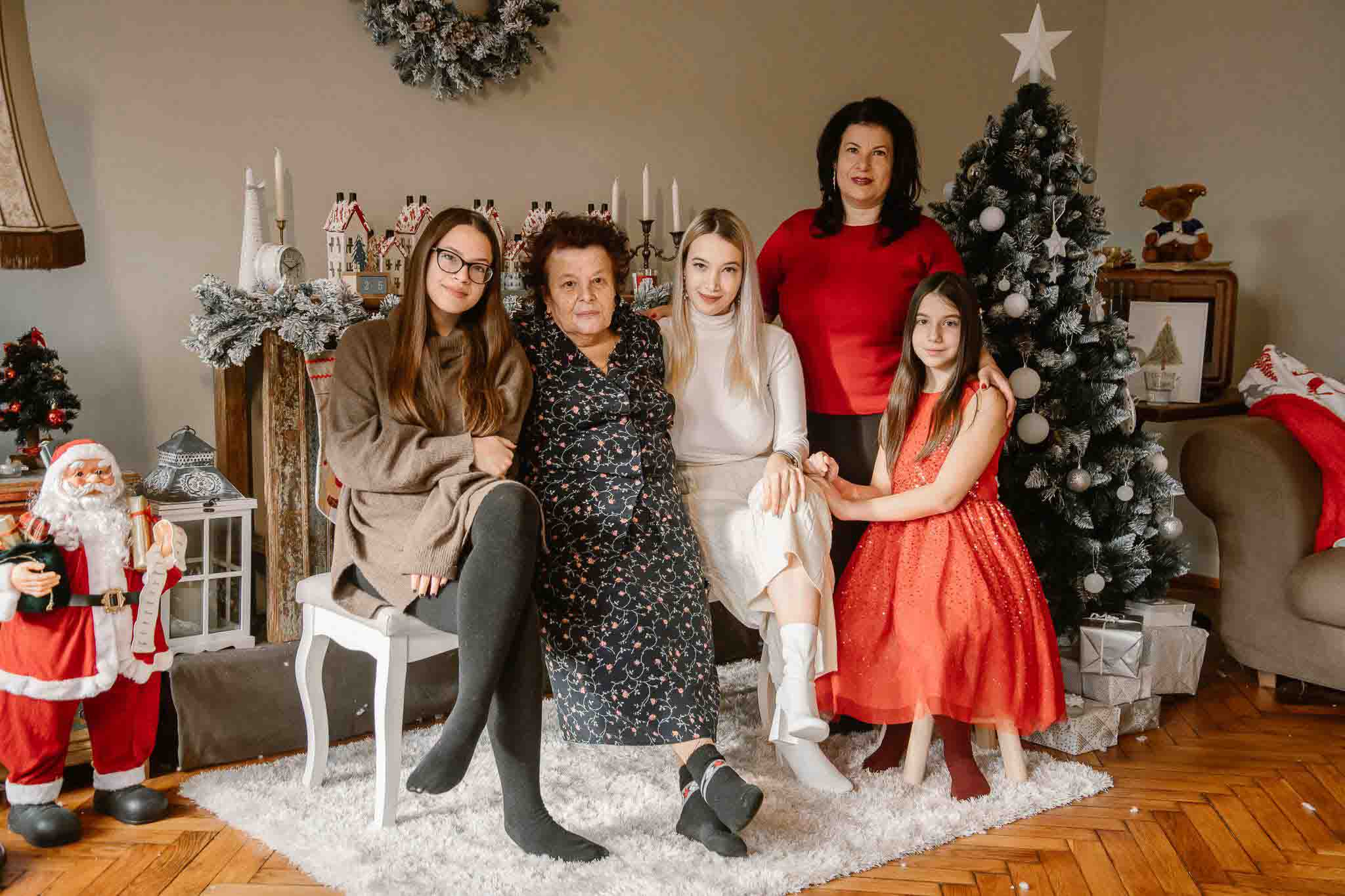 Fotografie de Crăciun cu câine costumat ren, în decor festiv