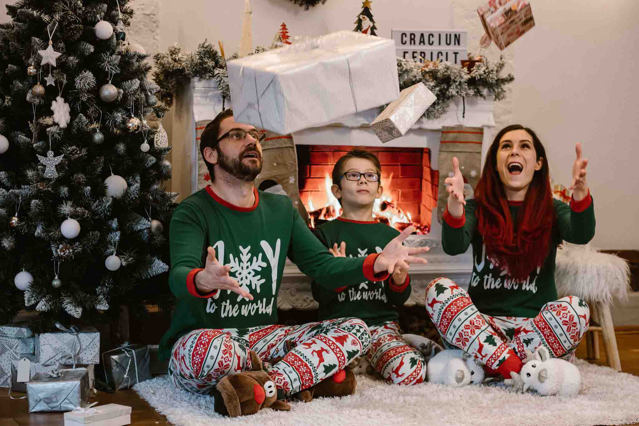 Familie în decor cu brad de Crăciun, fotografie orizontală