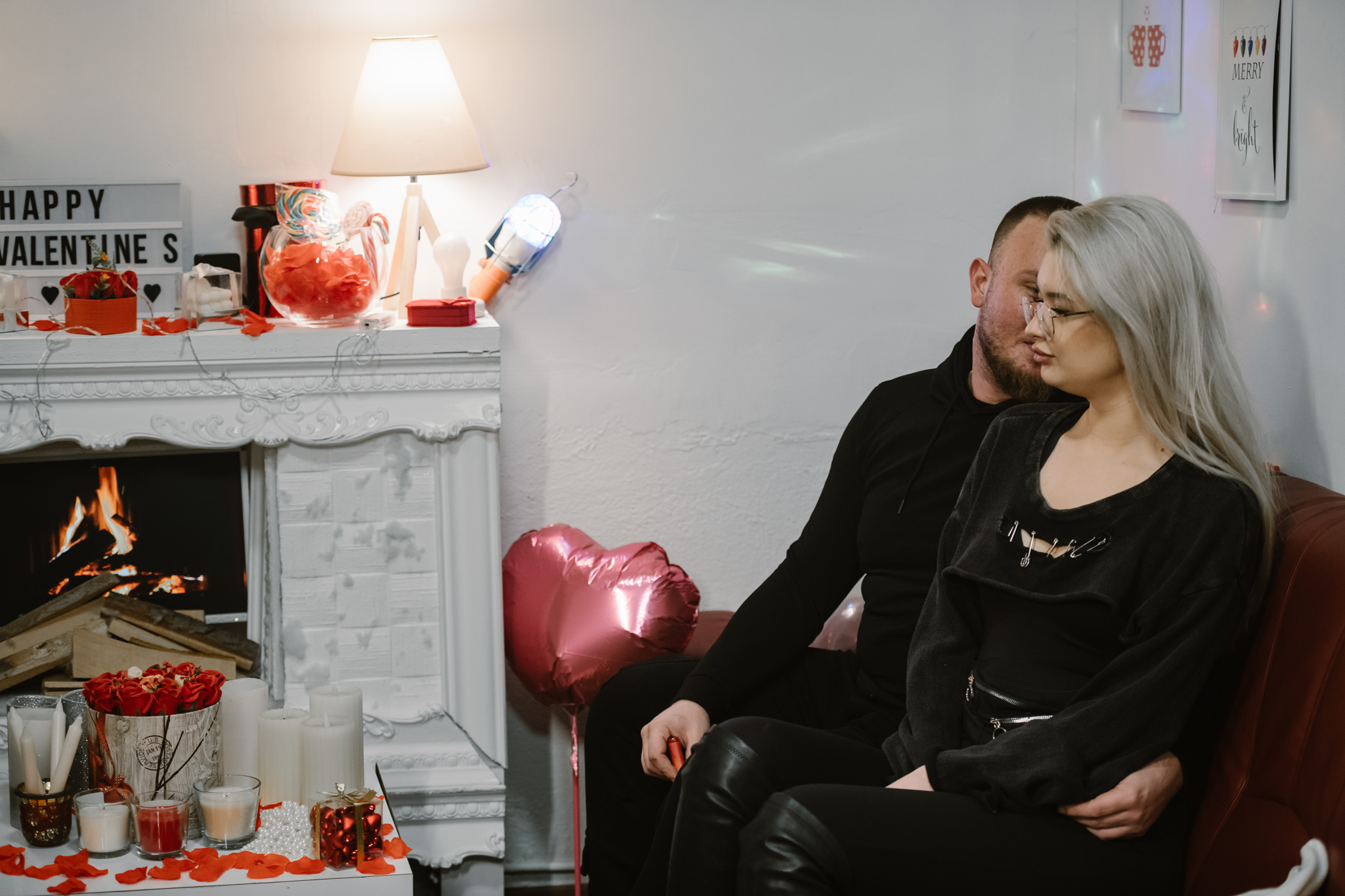 Cuplu în decor Valentines, fotografie de studio